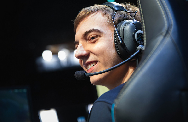 FNC碾压C9,Deft操刀奇招英雄翻盘激烈交锋成都决赛之夜,强势挺进下一轮的简单介绍 FNC碾压C9,Deft操刀奇招英雄翻盘激烈交锋成都决赛之夜,强势挺进下一轮的简单介绍