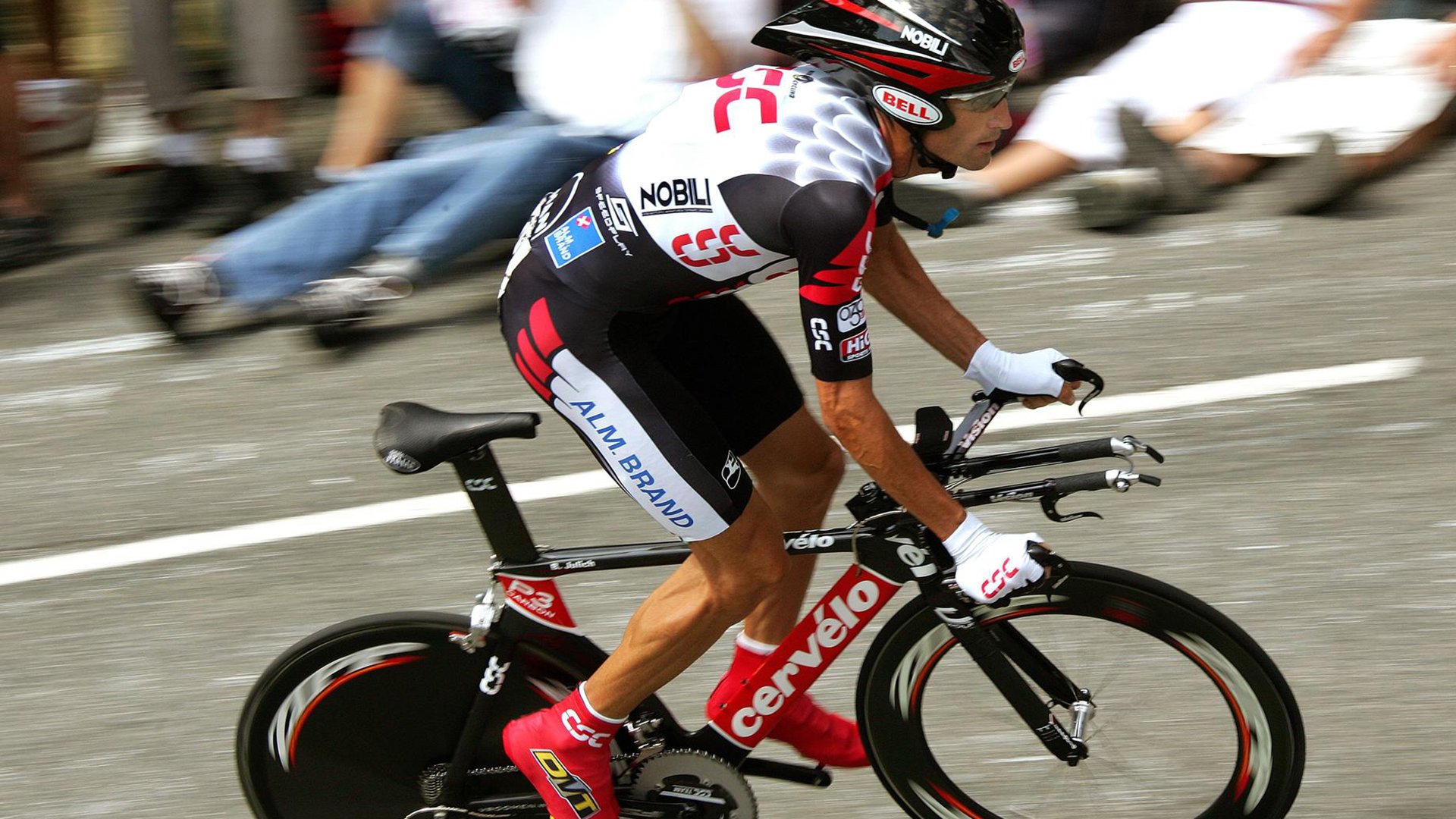 F1新赛季揭幕战之夜，伊萨克一骑绝尘，引爆全场激情